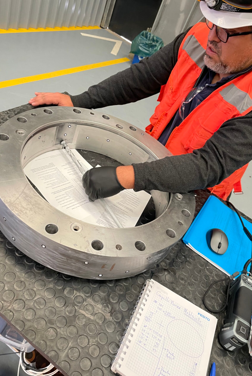 Measuring inner diameter of the guide bearing with precision micrometer