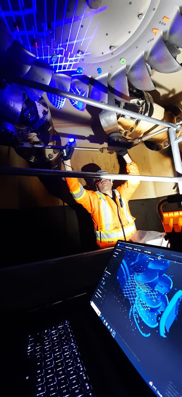 Structured light scanner capturing component geometry